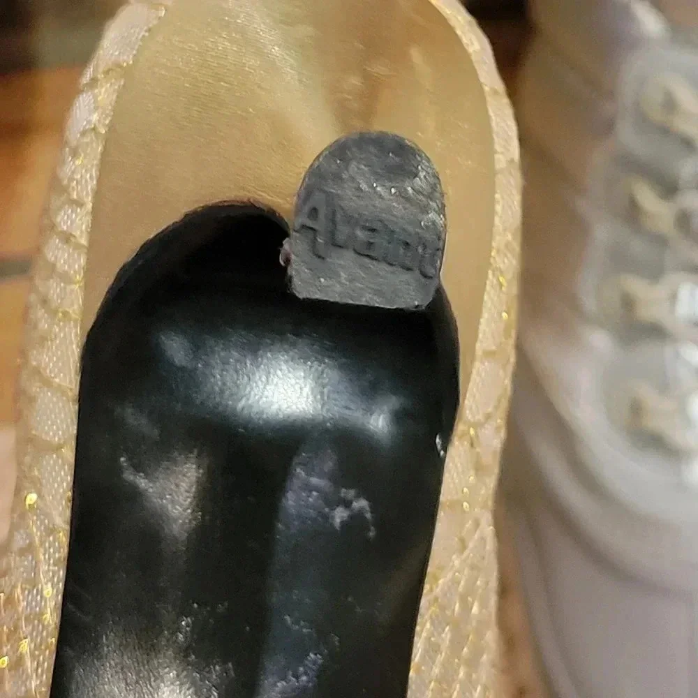 Stuart Weitzman Gold Lace High Heel Pump Sz 8 AA Narrow Vintage